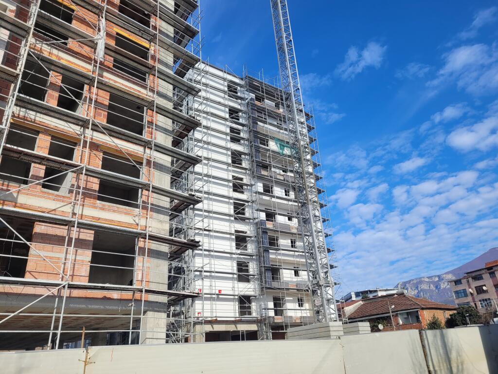 Shitet apartament 1+1 Rajoni policise nr.4(Afer me kinostudion)