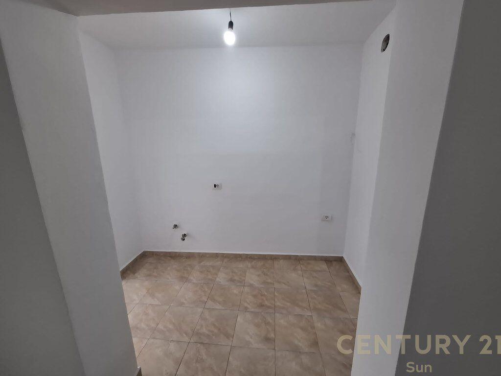 Shitet apartament 1+1+ballkon te rruga e Kavajës pranë auto Kadiu 129.000 € !!!