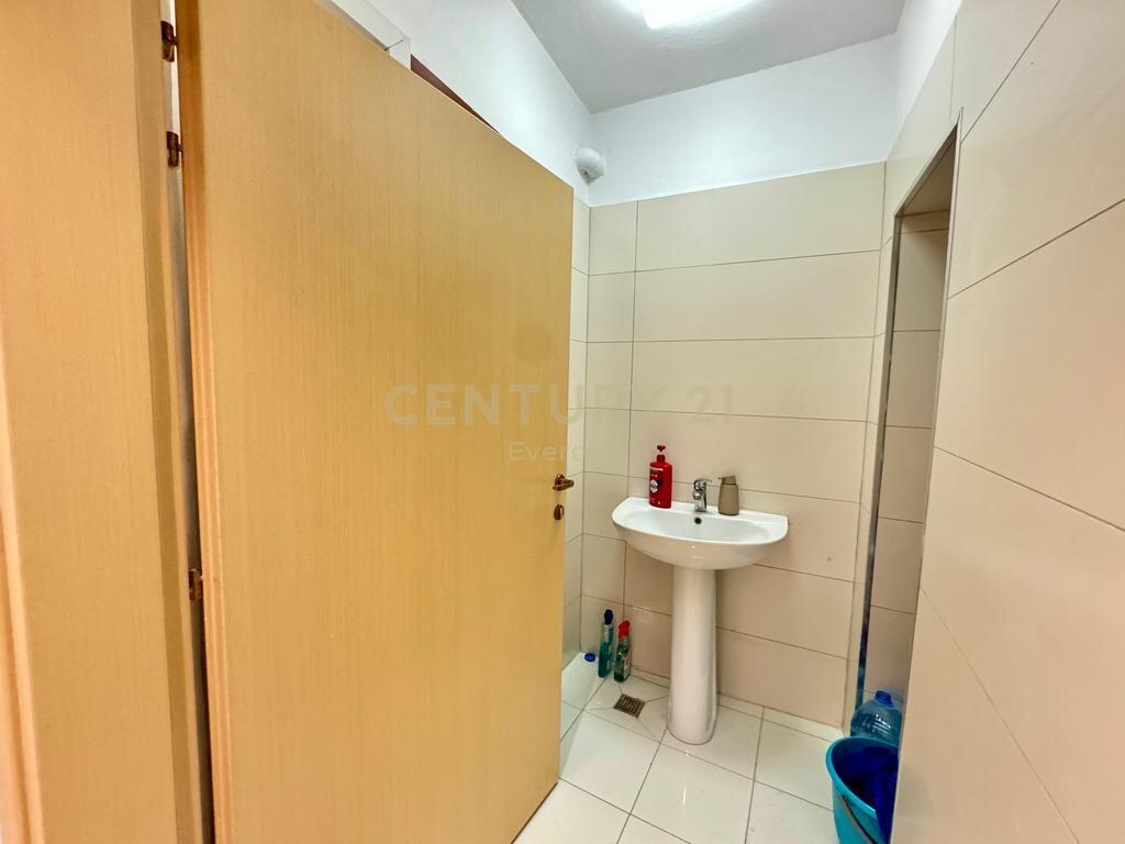 Jepet me qira zyrë pranë Piazza, Sheshi Skënderbej