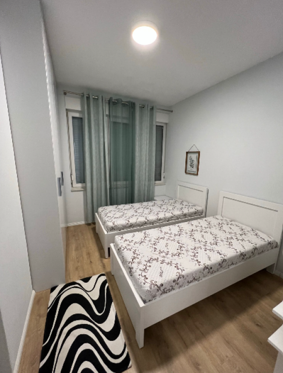 🏠 Jepet me qira apartament modern 2+1+2  📍 Rr. Dritan Hoxha – Zona Aura