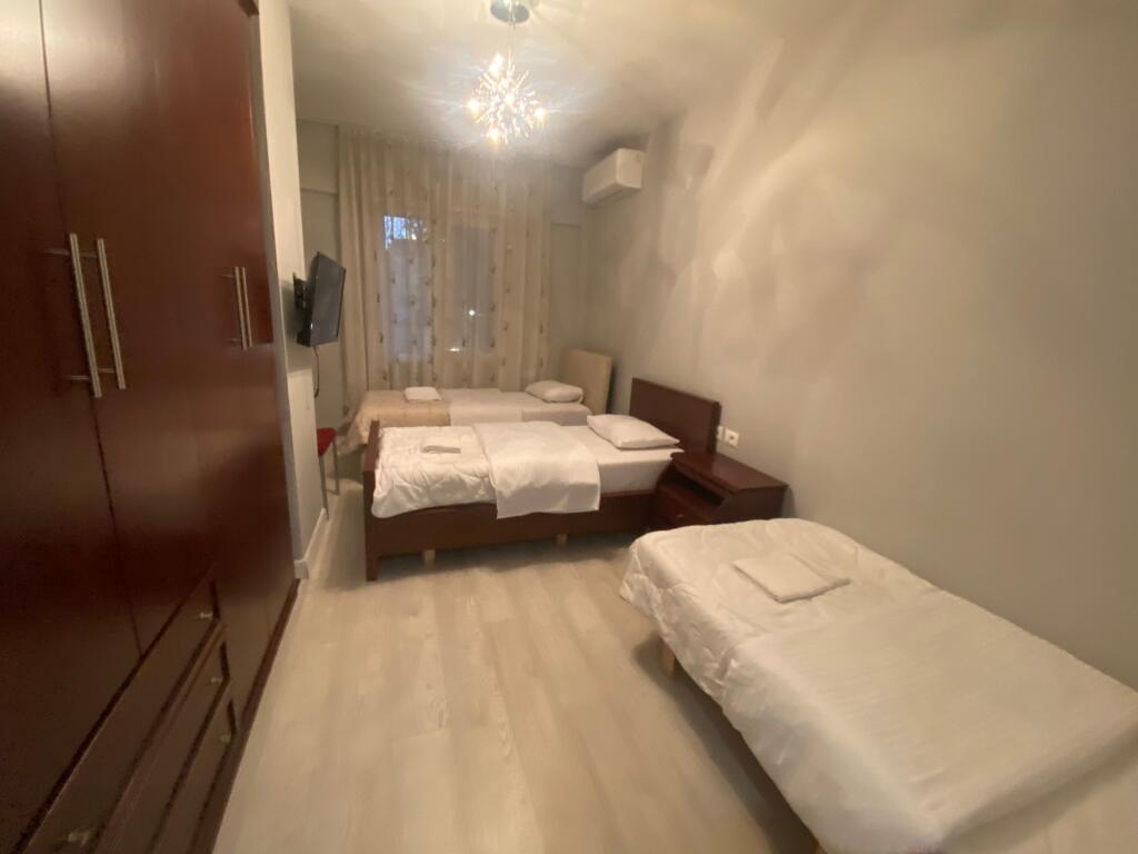 2+1,te rruge e barrikadave,cmini 250 mije euro,ofrohet dhe parkim opsional