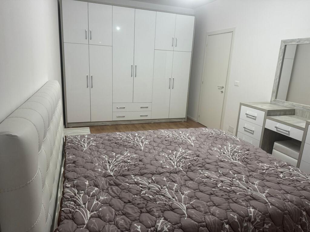 Ne zonen e Astirit,Rezidenca Klensi jepet me qera apartament ,1+1+post parkimi ,i mobiluar. 55,000Leke   