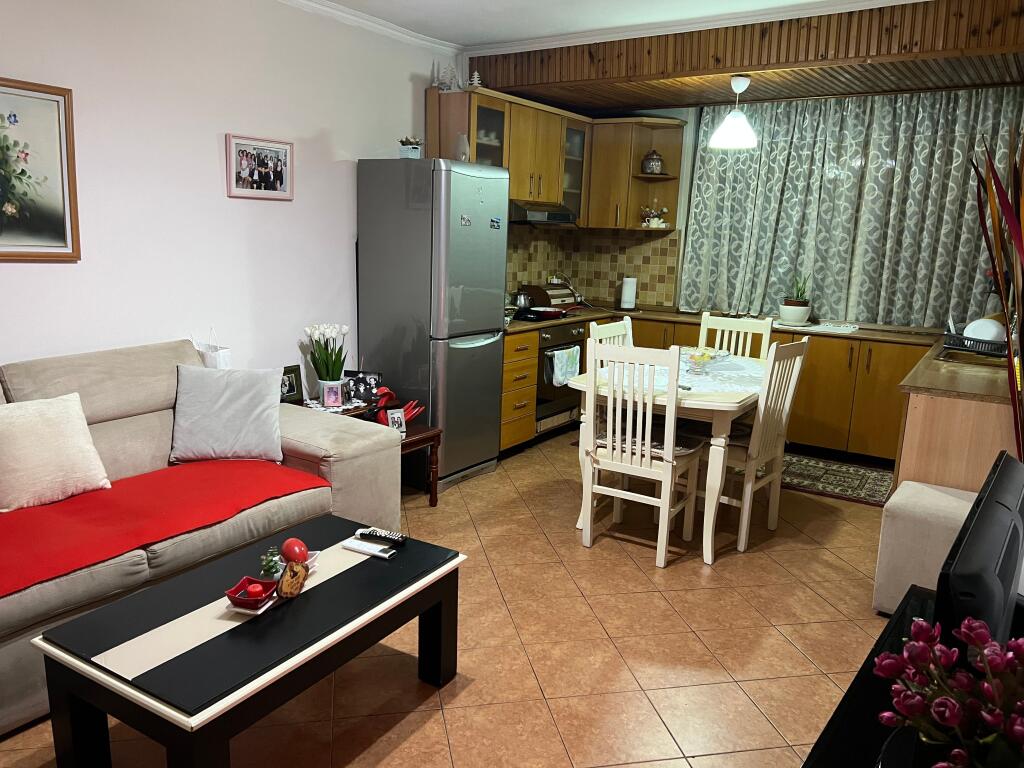 Apartament 2+1 te Petro Nini në Shitje.