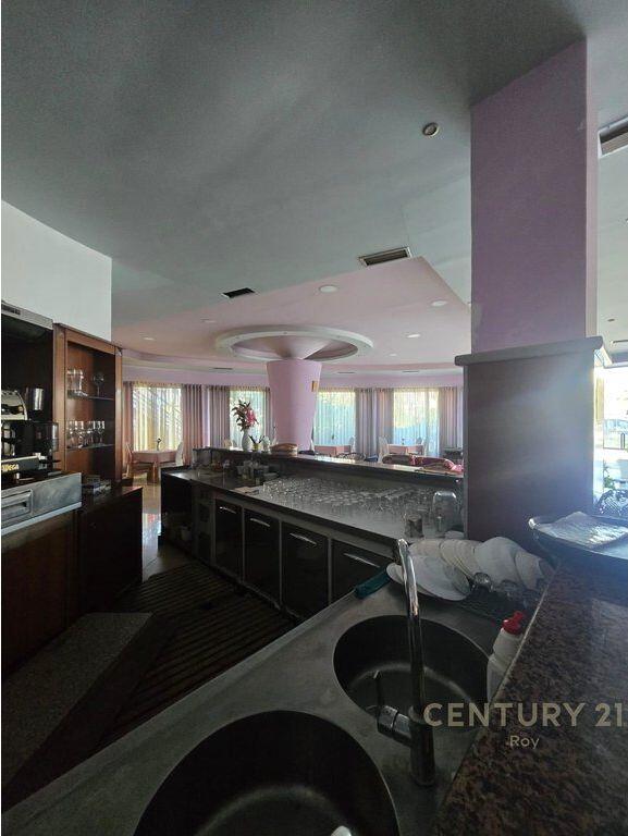 HOTEL WITH POOL FOR SALE IN THE GOLEM AREA, 250M FROM THE BEACH!!! 2,000,000 € Total Area 1400m2