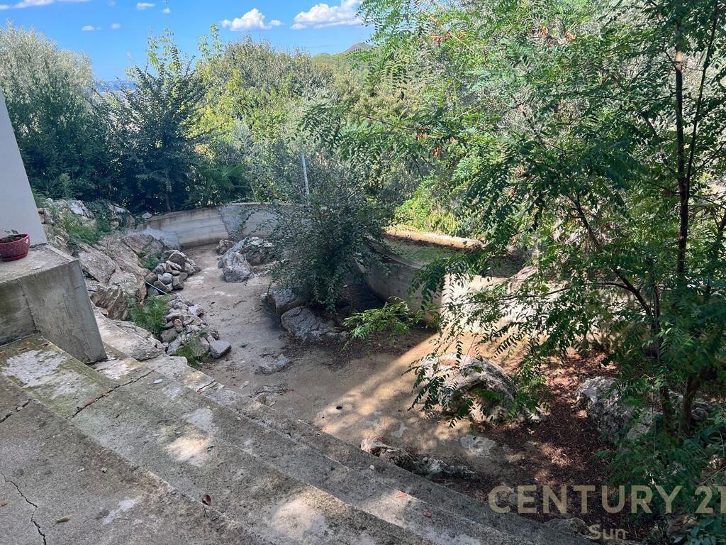 Jepet me qira vilë në Petrelë, Tiranë