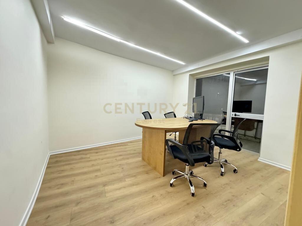 Jepet me qira zyrë pranë Piazza, Sheshi Skënderbej