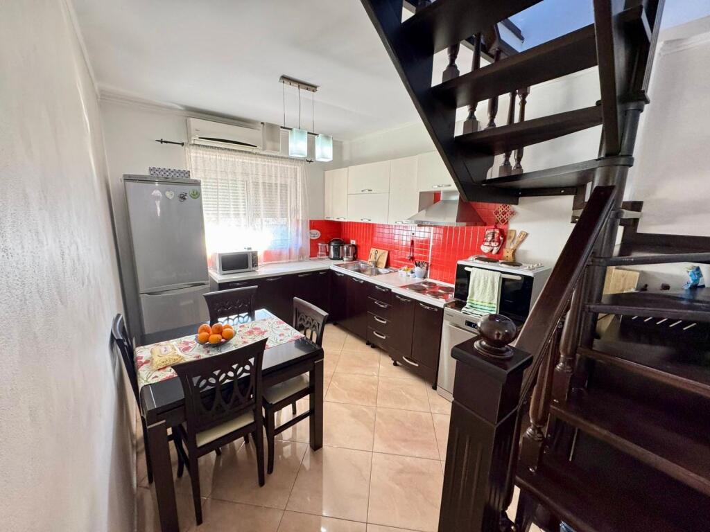 📣 VENDESI DUPLEX 👉 Tipologia 3+1 Con 2 Bagni 📍 Vicino alla Medresah 🛣️ Via "Dibres" 💶 159.000 Euro ✨  