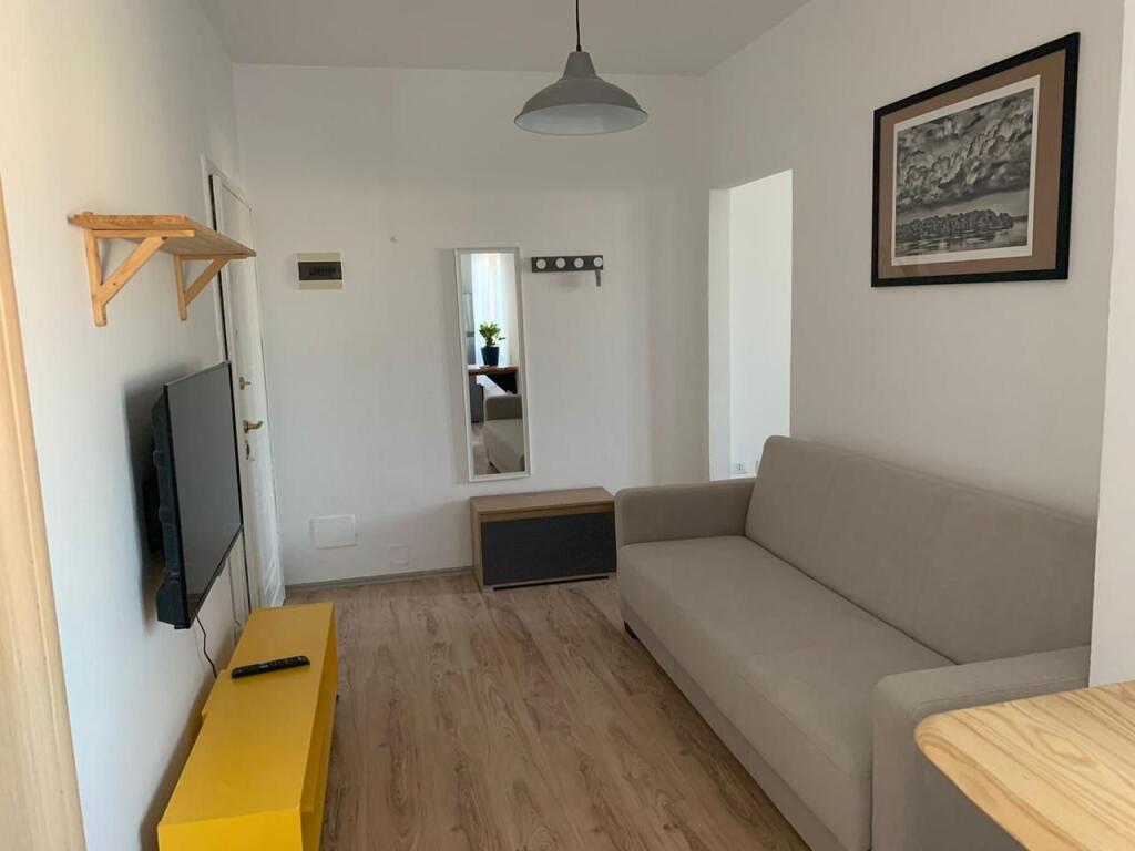 Jepet me qera apartament 1+1 tek Komuna e Parisit prane Ola Fast