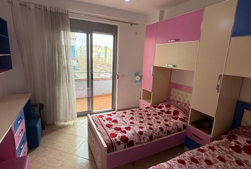 Tek Hygeia Shitet Apartament 2+1+2 I Mobiluar