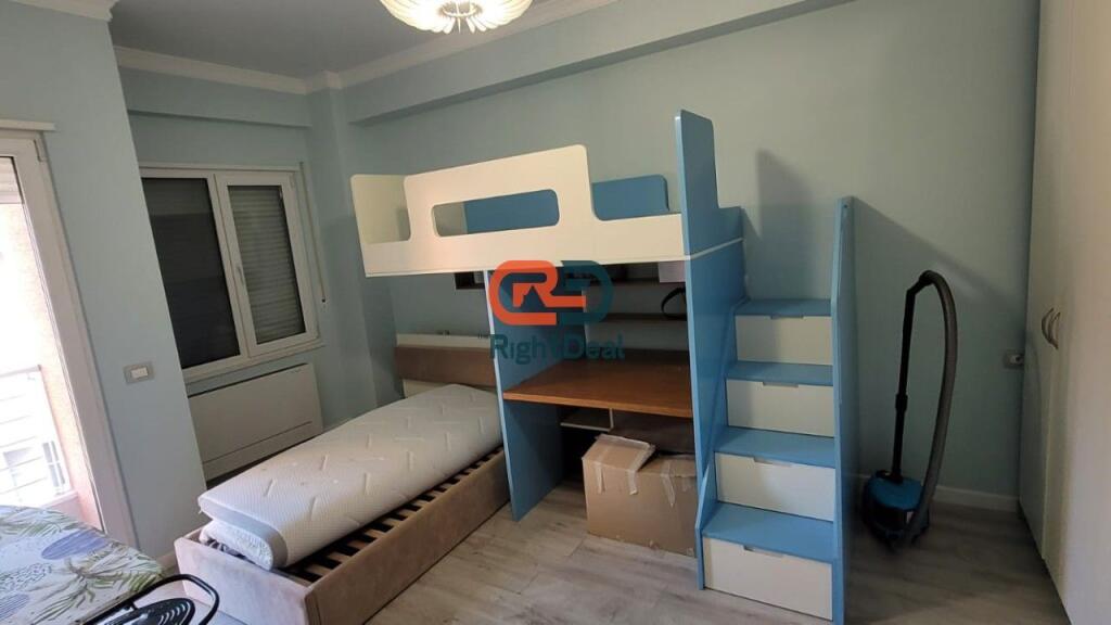 Tek Liqeni I Thate, Shitet Super Apartament 3+1+2, Me Planimetri, Orientim Perfekt Dhe Dy Poste Parkimi !