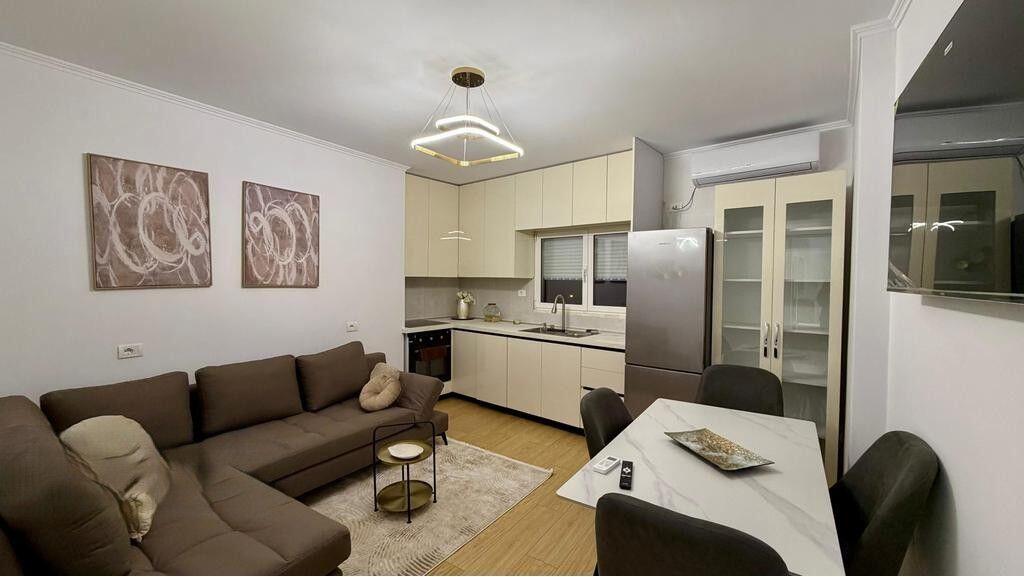 Jepet me qera apartament modern 1+1, Rruga e Dibres tek Medreseja! 500 € /Muaj