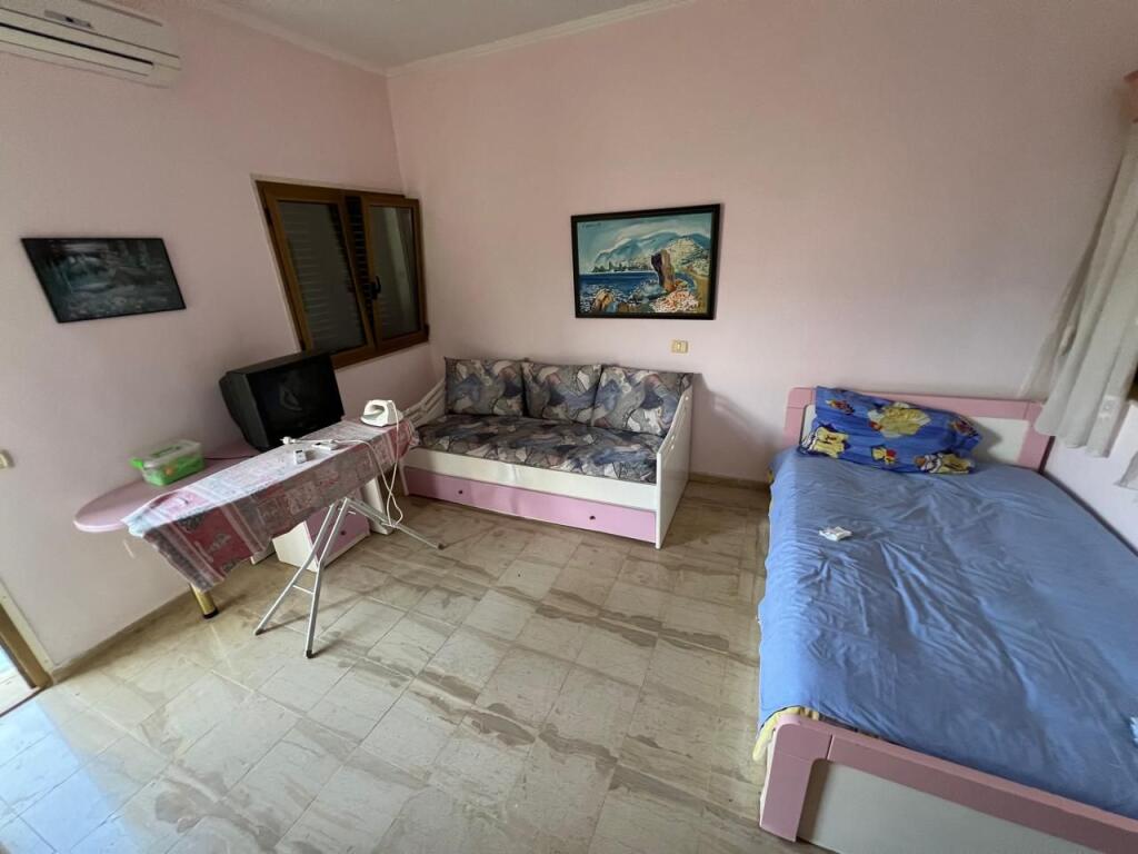 Shitet godinë 5-katëshe në Qeparo, Himarë