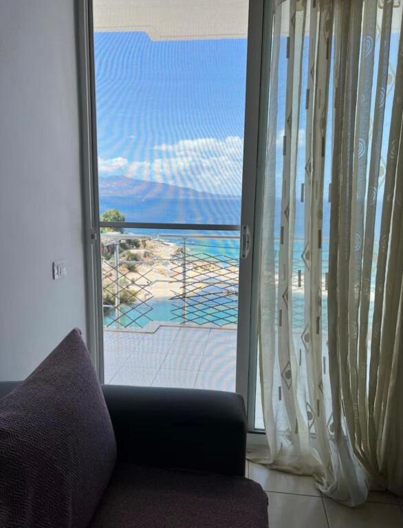 Super apartament 1+1 per shitje ne Sarande, pamje nga deti