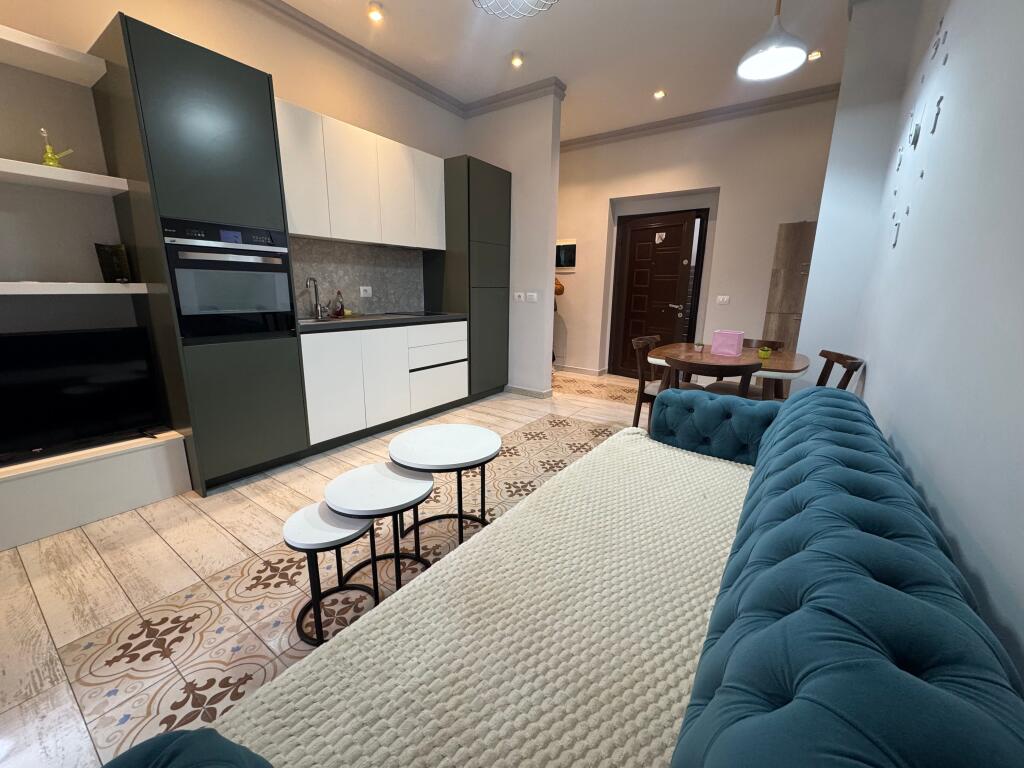 Jepet me qira apartament 2+1 në Rrugën e Durrësit, pranë Hotel Koloseut. 📍 Pallat ekzistues 🏢 Kati i 2-të 💶 Çmimi: 800€ / muaj