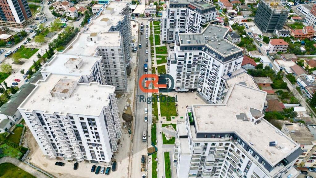 Tek Kompleksi Turdiu, Shitet Super Apartament 2+1+2, Me Hapesira Te Bollshme !!