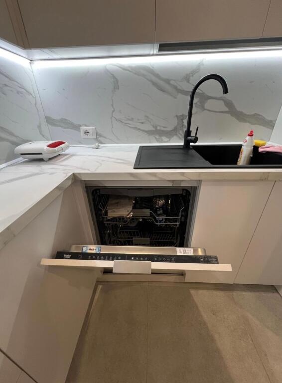 Apartament 2+1 i vogel per shitje te Kodra e Diellit, pallat 2024