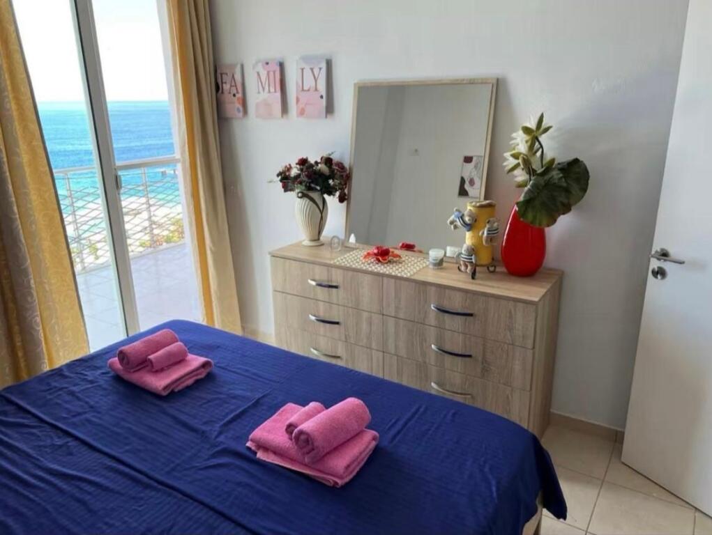 Super apartament 1+1 per shitje ne Sarande, pamje nga deti