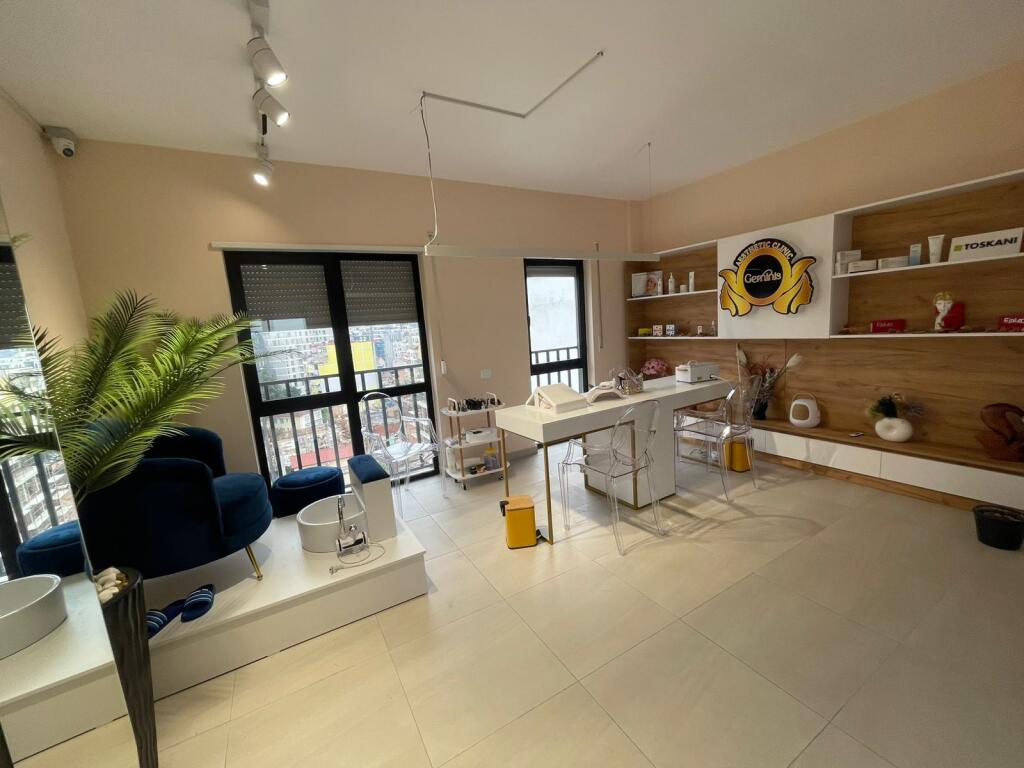 🏢 Shitet Apartament 3+1+2 📍 Pranë Villas Gold💰 Çmimi: 261.000€