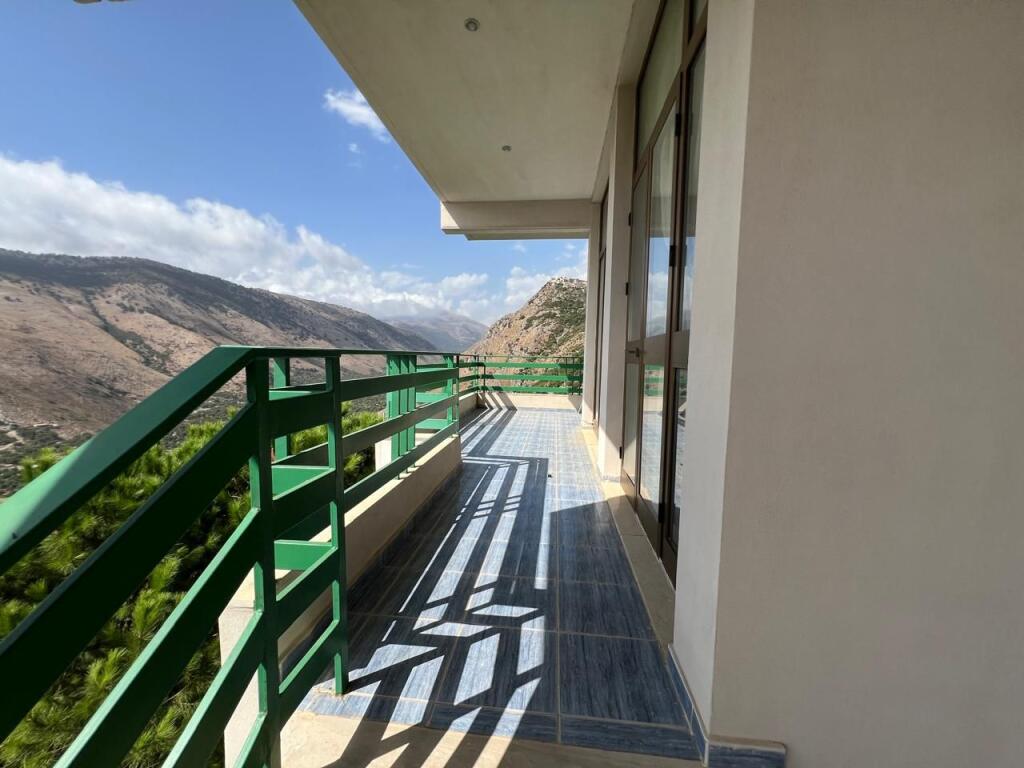 Shitet godinë 5-katëshe në Qeparo, Himarë