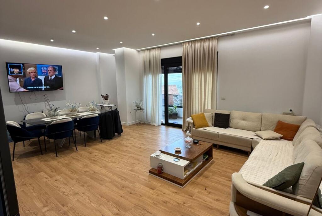 Tek Vilat Alexandros, Shitet Apartament I Investuar Me Cmim Okazion 1640 Euro/m²!