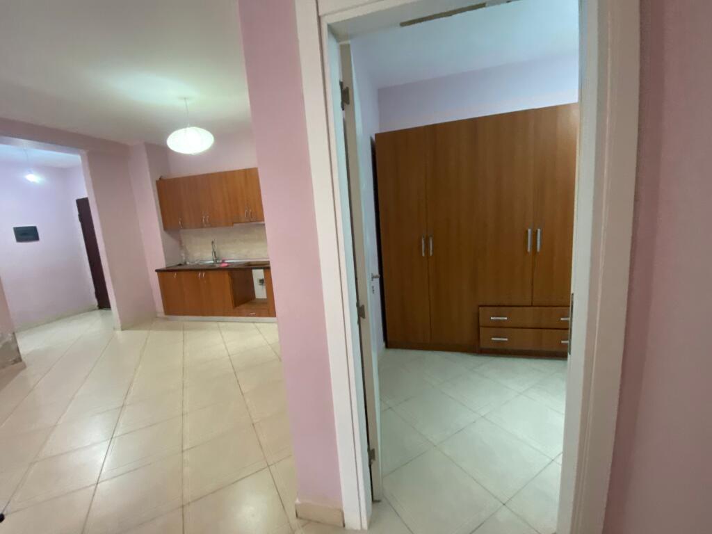 Shitet 2+1,liqeni i thate,175.000 euro me post parkimi ne cmim