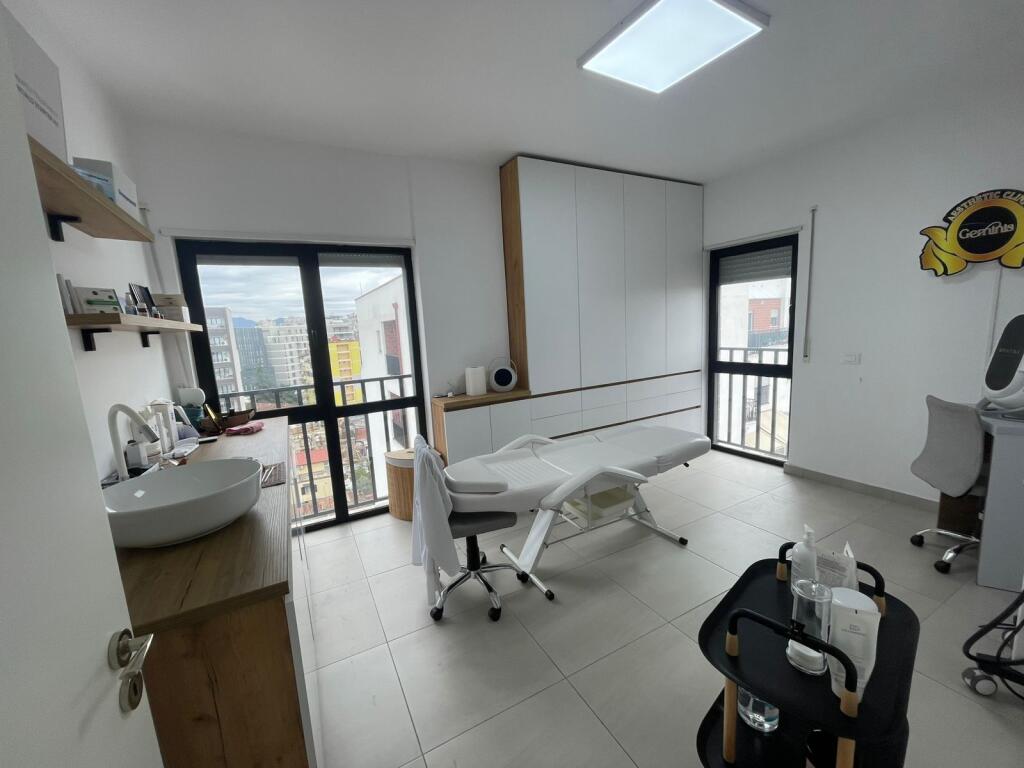 🏢 Shitet Apartament 3+1+2 📍 Pranë Villas Gold💰 Çmimi: 261.000€