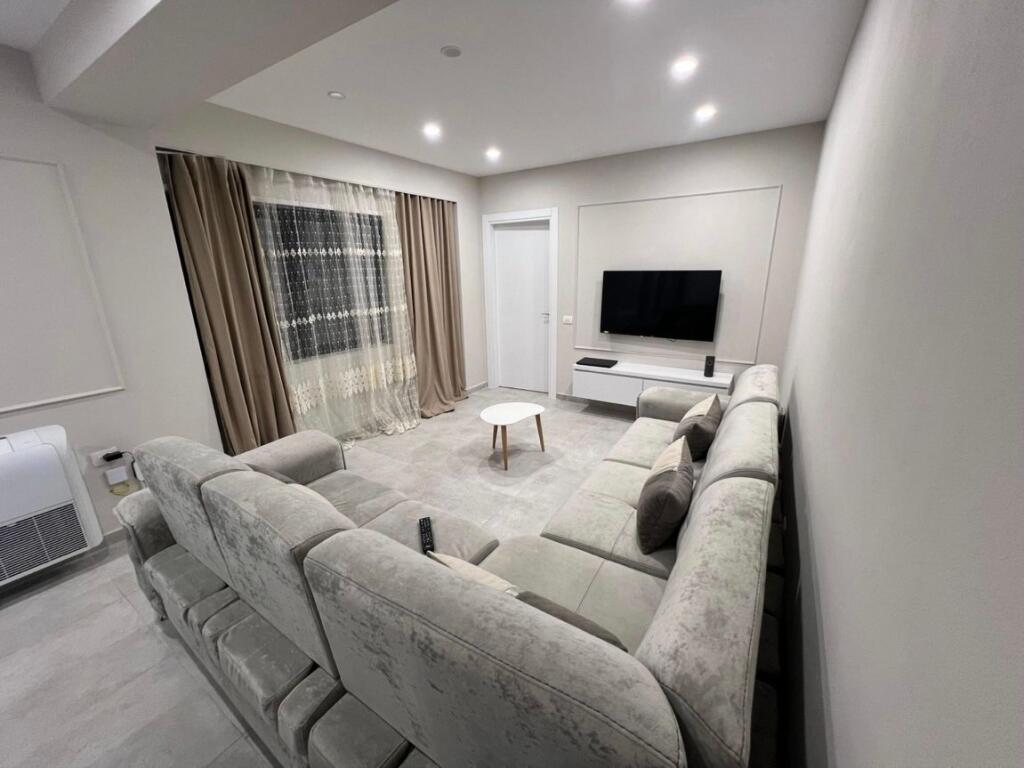 Apartament 2+1 i vogel per shitje te Kodra e Diellit, pallat 2024