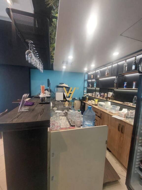 JEPET BAR KAFE 70 M2 ME QERA NE YZBERISHT 50.000 LEKE