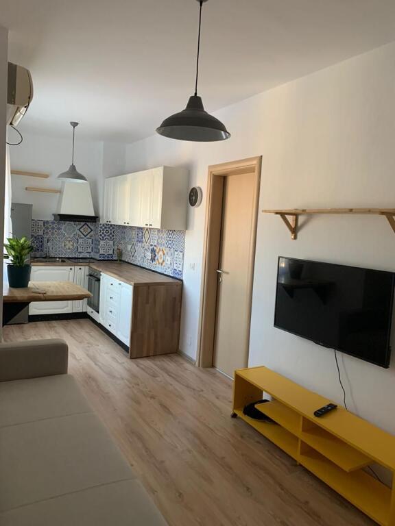 Jepet me qera apartament 1+1 tek Komuna e Parisit prane Ola Fast