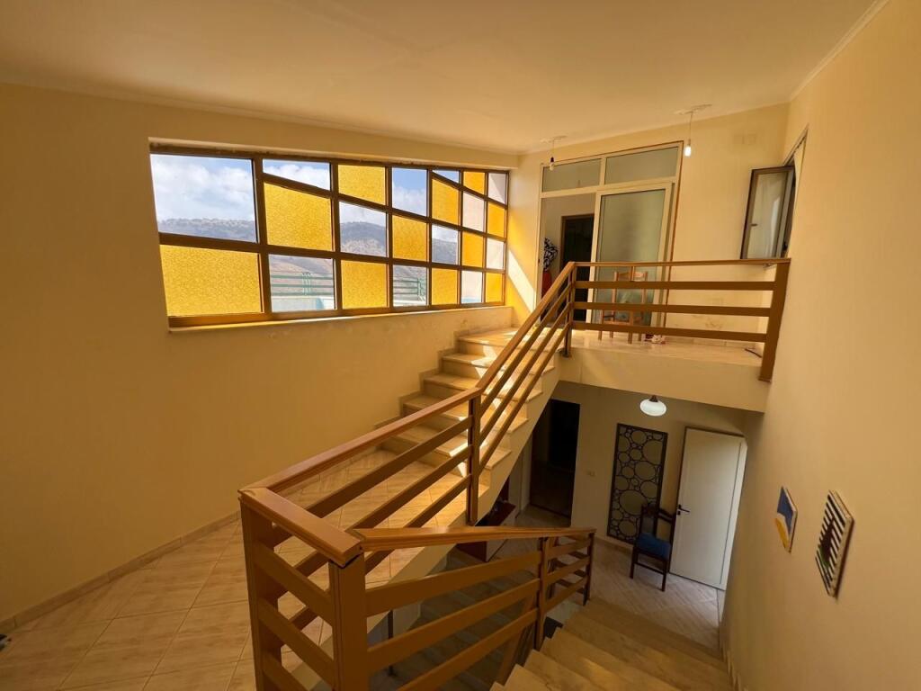 Shitet godinë 5-katëshe në Qeparo, Himarë