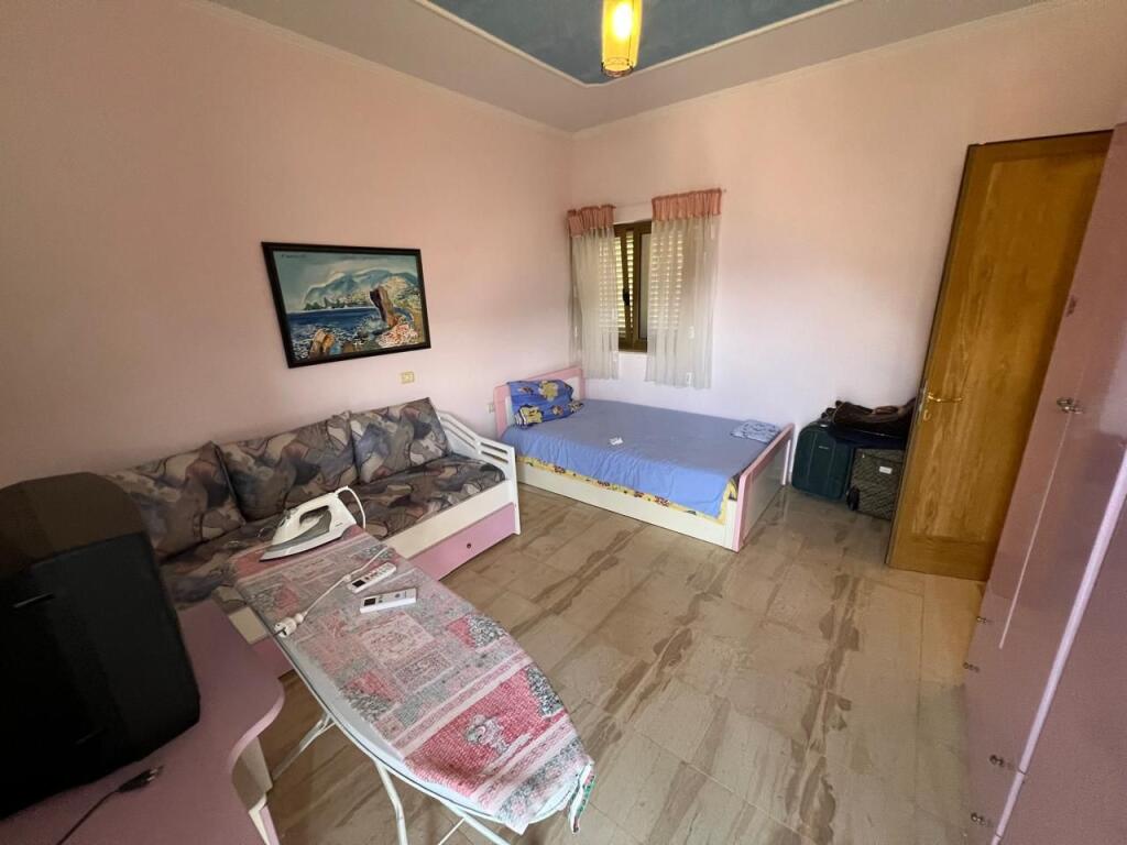 Shitet godinë 5-katëshe në Qeparo, Himarë