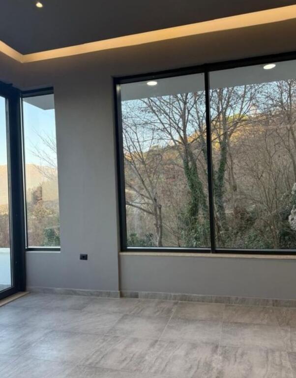 Vilë për Qira në Petrelë — Qetësi, Oborr &amp; Akses i Lehtë në Përditshmëri