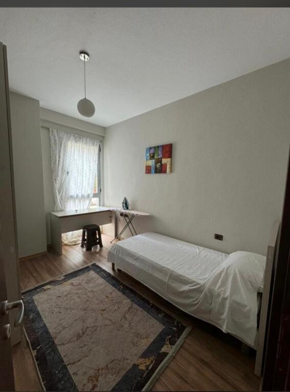 2+1,i mobiluar ,ne myslym shyri,800 euro