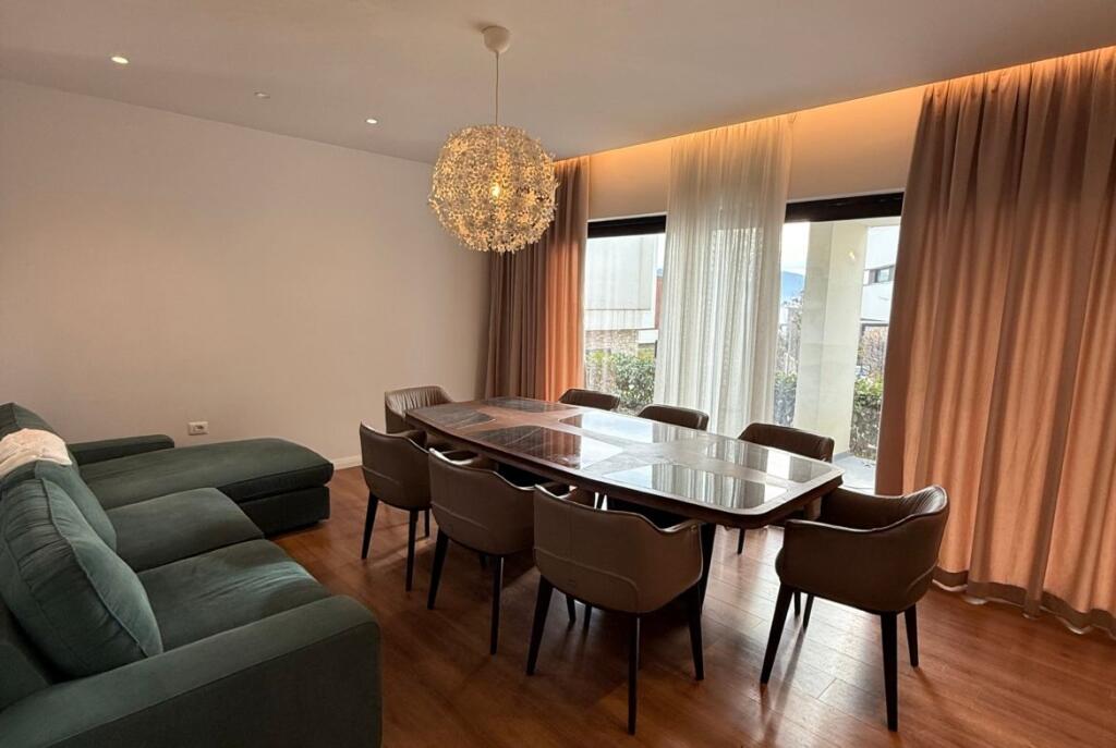 Tek Liqeni Farkes Shitet Apartament 2+1 I Mobiluar Me Verandë, Kopësht dhe Post Parkimi!