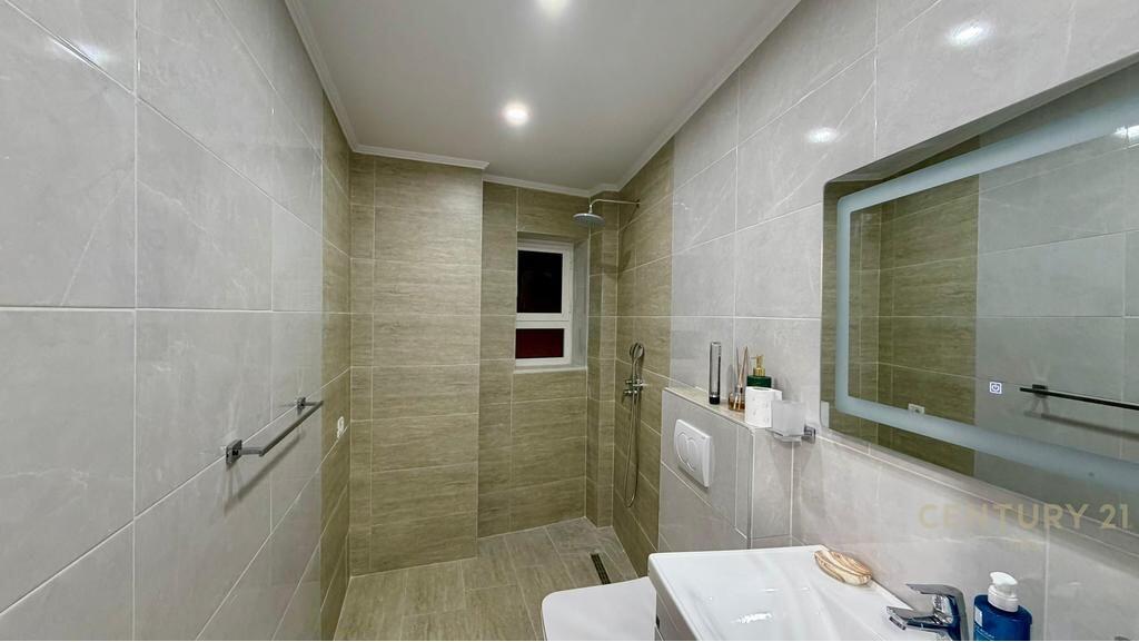 Jepet me qera apartament modern 1+1, Rruga e Dibres tek Medreseja!