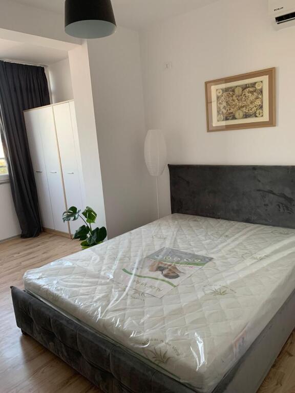 Jepet me qera apartament 1+1 tek Komuna e Parisit prane Ola Fast