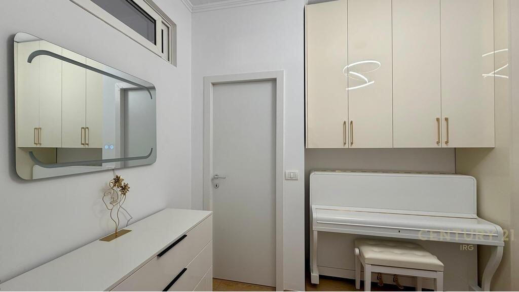 Jepet me qera apartament modern 1+1, Rruga e Dibres tek Medreseja!