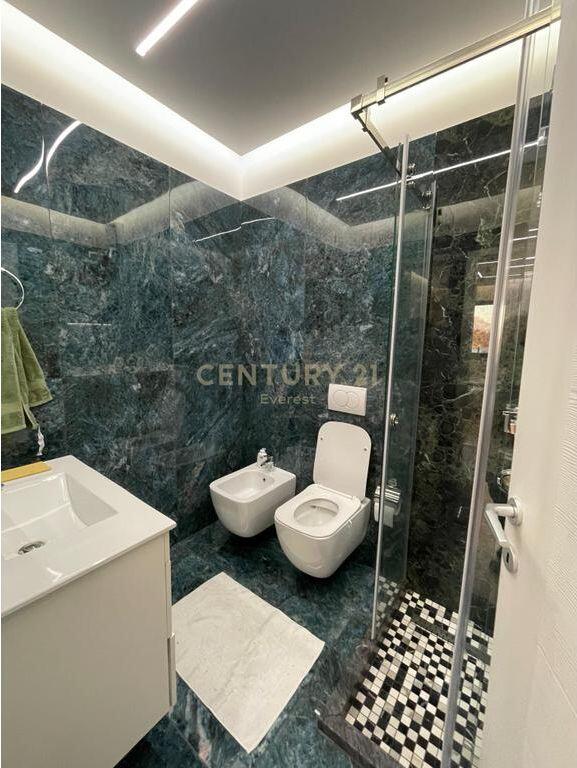 Apartament 2+1+2+2 Poste Parkimi me qira tek Liqeni i Thate