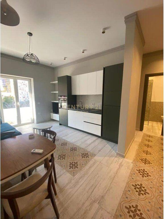 Jepet me qira 2+1 te Hotel Colosseo. 800 € /Muaj Sip. Totale  65m2