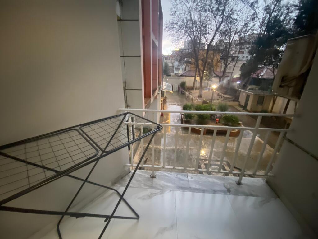 2+1,te rruge e barrikadave,cmini 250 mije euro,ofrohet dhe parkim opsional