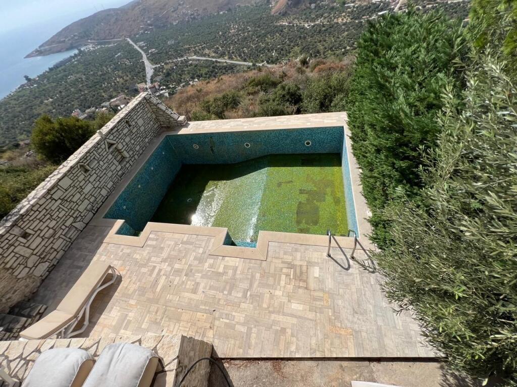 Shitet godinë 5-katëshe në Qeparo, Himarë