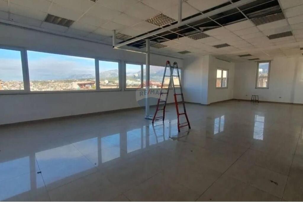 BUSINESS BUILDING 5 FLOORS FOR RENT