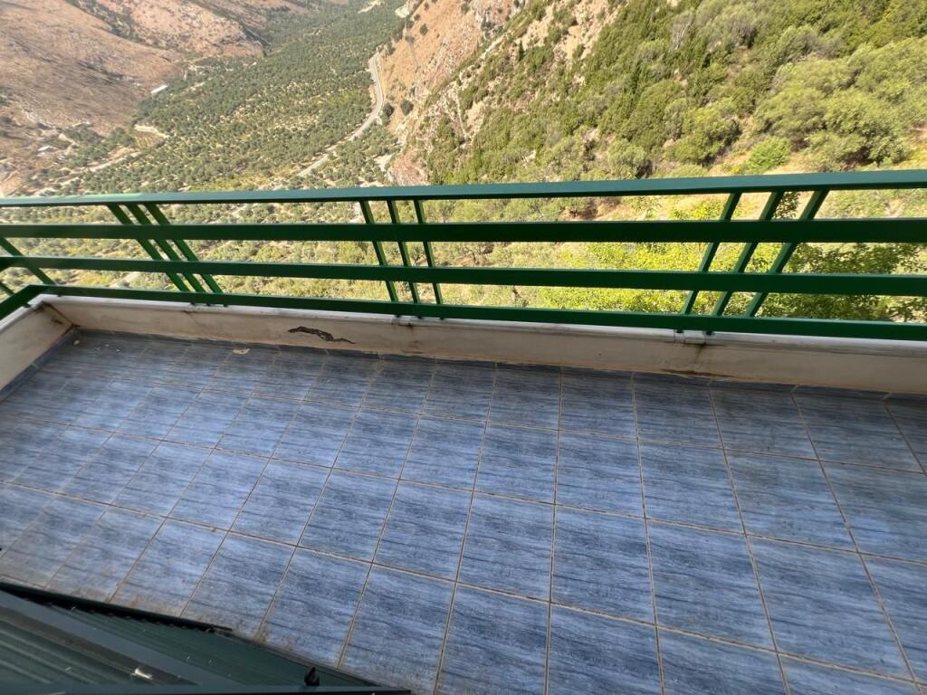 Shitet godinë 5-katëshe në Qeparo, Himarë