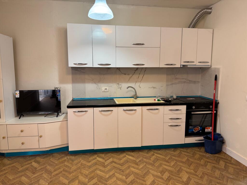 Garsoniere me qira tek Xhamia e Selites!