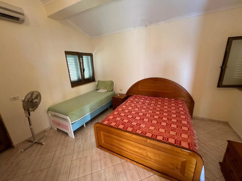 Shitet godinë 5-katëshe në Qeparo, Himarë