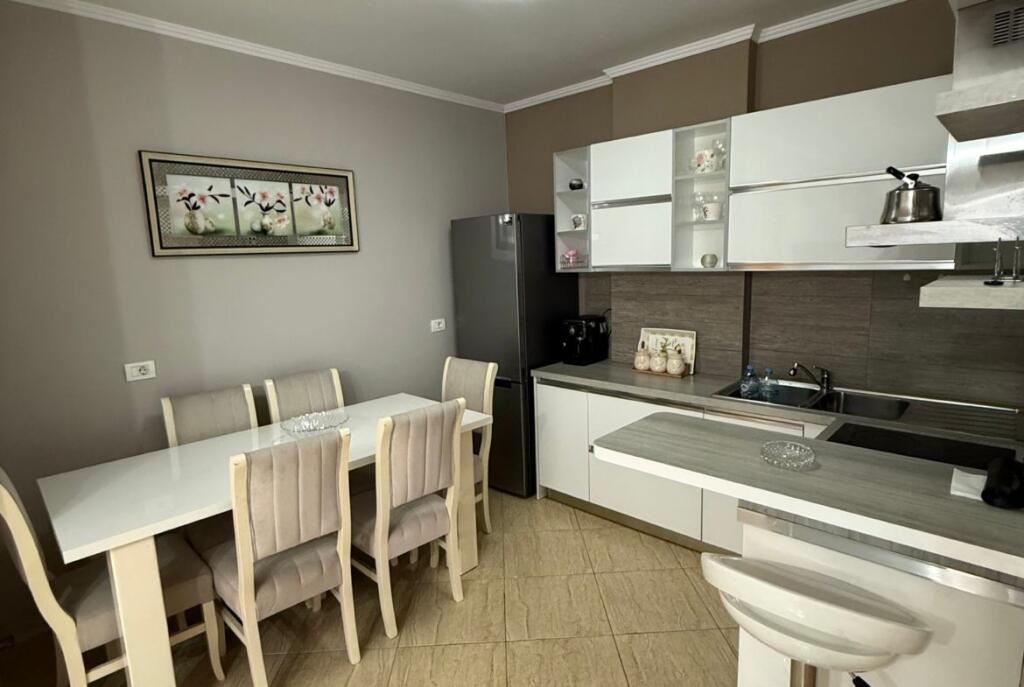 Tek Hygeia Shitet Apartament 2+1+2 I Mobiluar