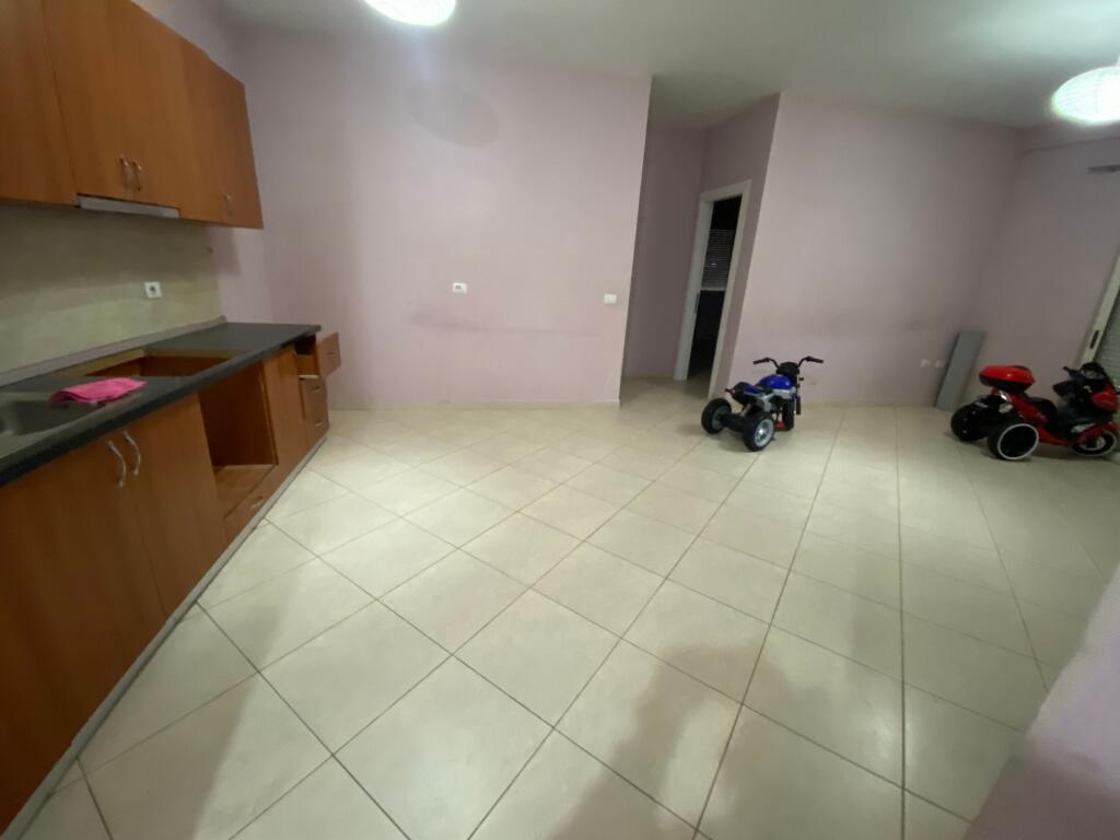 Shitet 2+1,liqeni i thate,175.000 euro me post parkimi ne cmim