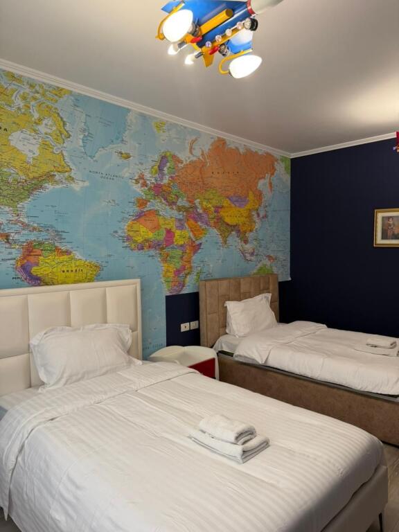 Super ap 2+1 tek komuna parisit ( ngjitur me kika 2 )