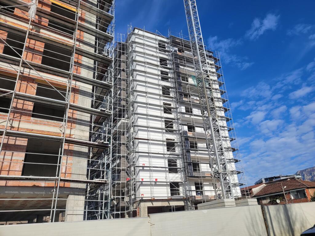 Shitet apartament  2+1+Ballkon Rajoni policise nr.4(Afer me kinostudion)
