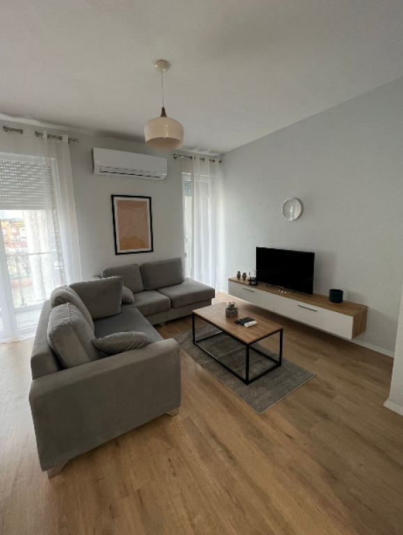 🏠 Jepet me qira apartament modern 2+1+2  📍 Rr. Dritan Hoxha – Zona Aura